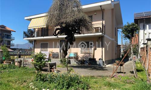 Druento – Via Forvilla | Ampio appartamento con giardino privato e box doppio