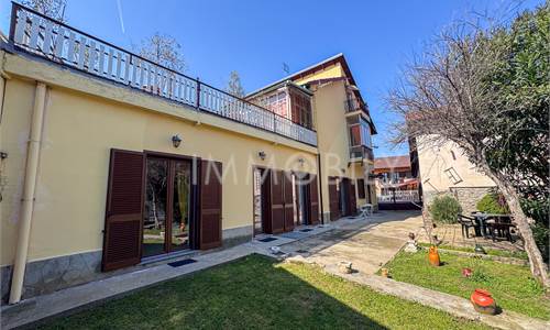 Beinasco Centro – Villa Bifamiliare di Ampia Metratura con Giardino Privato
